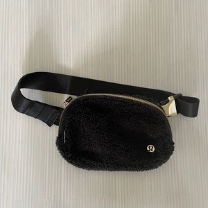 lululemon everywhere belt bag 1L black sherpa